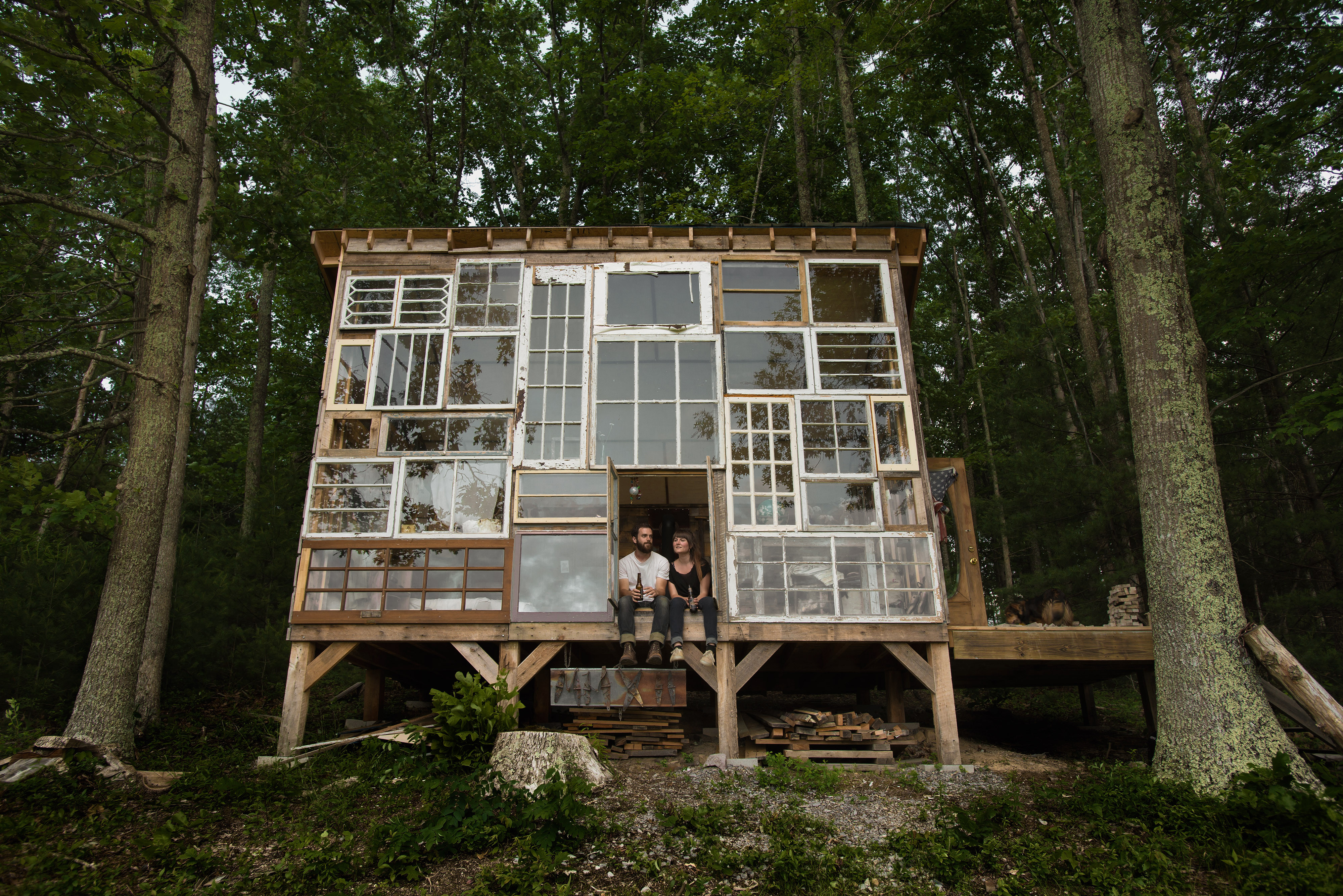 Построить дом для жилья. Необычные дачные домики. Домик на дереве. Дома из необычных материалов. Домик в лесу из подручных материалов.