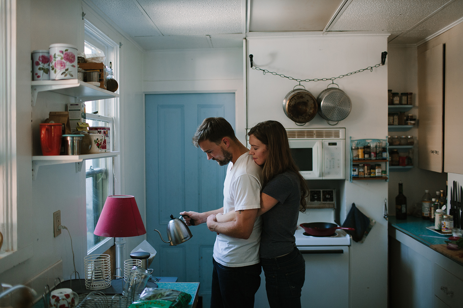 Снится жить вместе. Парень и девушка в квартире. Любовь в квартире. Мужчина и женщина живут вместе. Пара в квартире на кухне.