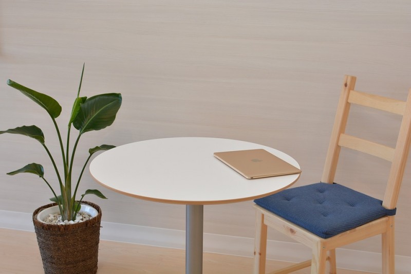 Simple Macbook Office Table Mac Chair