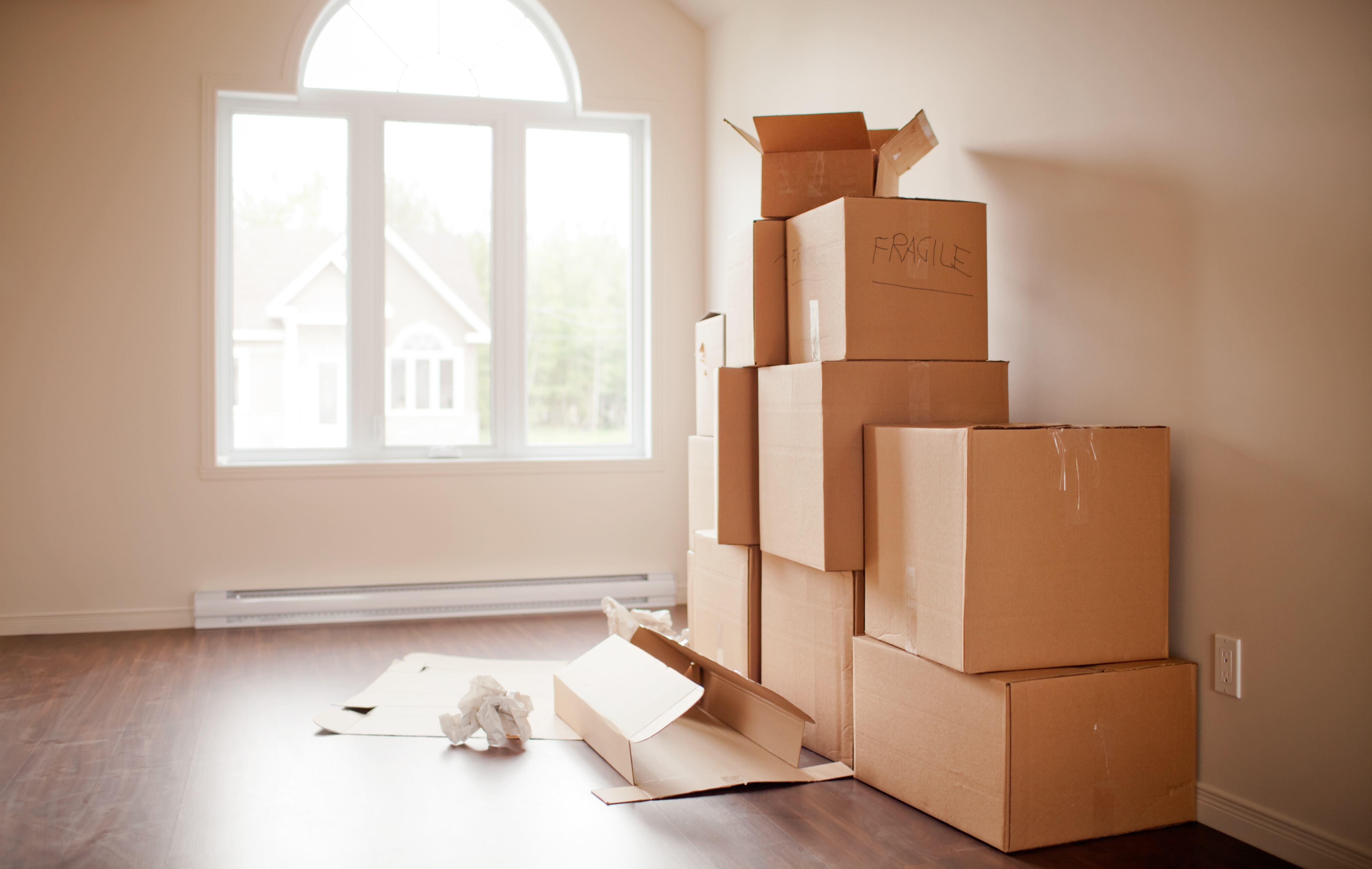Сколько стоит квартирный переезд. Коробки в квартире. Комната с коробками. Новая квартира коробки. Коробки в комнате.